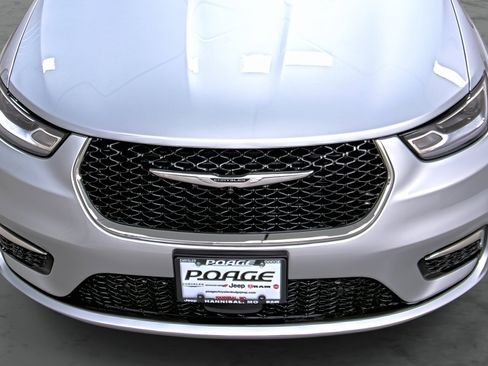 New 2026 Chrysler Pacifica Select image 16