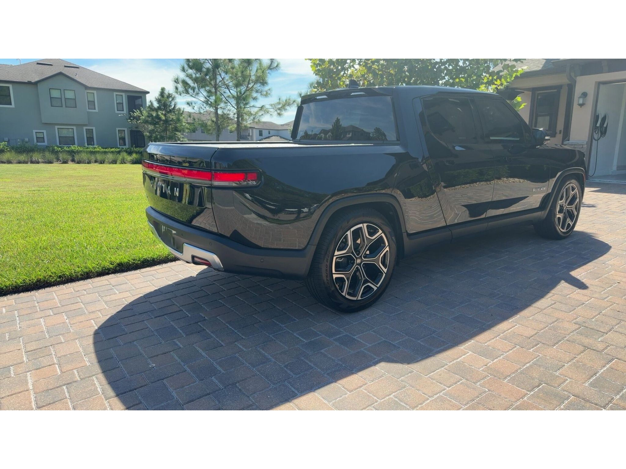 Used 2023 Rivian R1T Adventure Dual AWD/4WD image 5