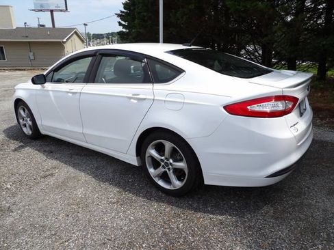 Used 2016 Ford Fusion SE w/ Equipment Group 201A FWD image 3