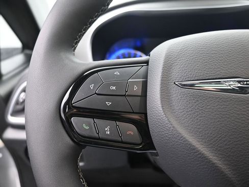 Used 2023 Chrysler Pacifica Limited w/ Uconnect Theater Family Group image 31