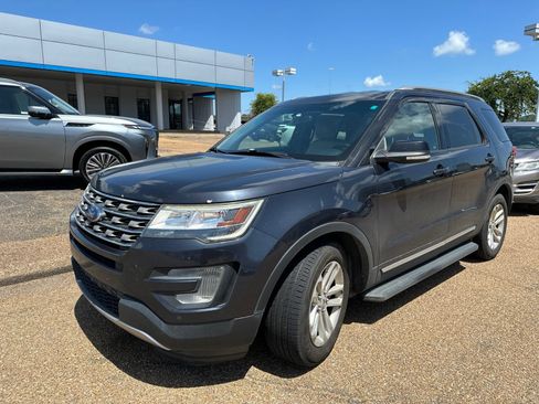 Used 2017 Ford Explorer XLT w/ Equipment Group 202A FWD image 1