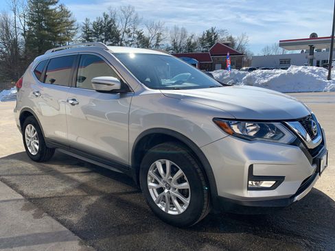 Used 2017 Nissan Rogue SV image 3