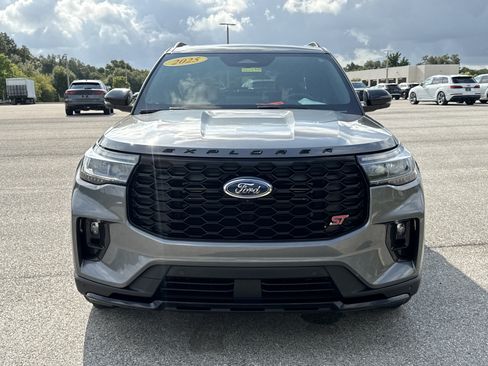 Used 2025 Ford Explorer ST AWD/4WD image 2