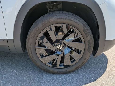 Certified 2024 Volkswagen Atlas SE w/ Black Wheel Package FWD image 10