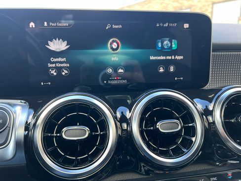 Used 2020 Mercedes-Benz GLB 250 4MATIC w/ Premium Package image 37