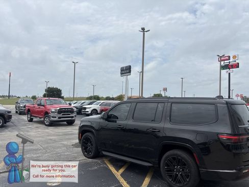 Used 2024 Jeep Wagoneer Series II AWD/4WD image 3