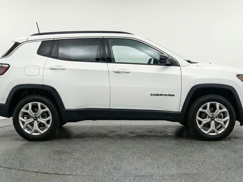 Used 2025 Jeep Compass Latitude image 11