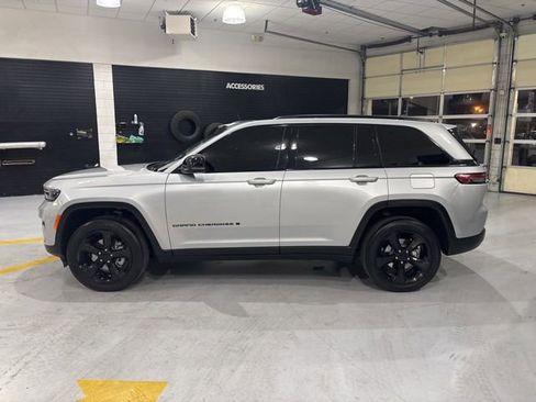 Used 2024 Jeep Grand Cherokee Altitude AWD/4WD image 5