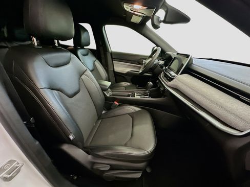 Used 2025 Jeep Compass Latitude image 31