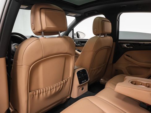 Certified 2024 Porsche Macan S AWD/4WD image 37