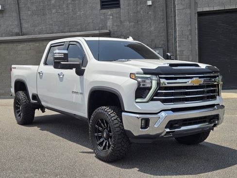 Used 2024 Chevrolet Silverado 2500 LTZ AWD/4WD image 4