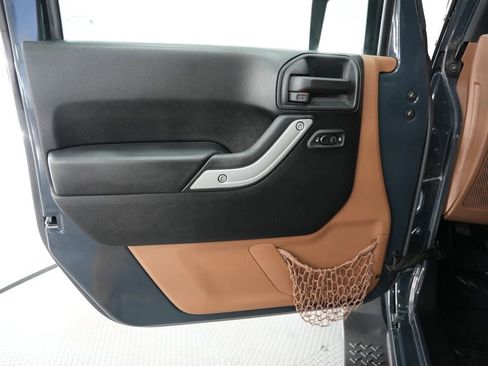 Used 2017 Jeep Wrangler Unlimited Sahara w/ Connectivity Group AWD/4WD image 42