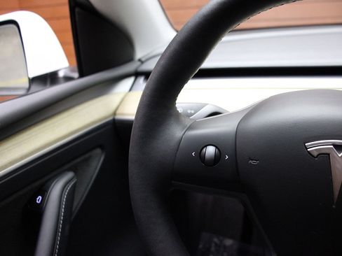 Used 2023 Tesla Model Y Long Range image 40