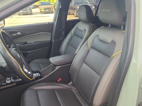 Used 2025 Chevrolet Trax ACTIV w/ Sunroof Package FWD image 10