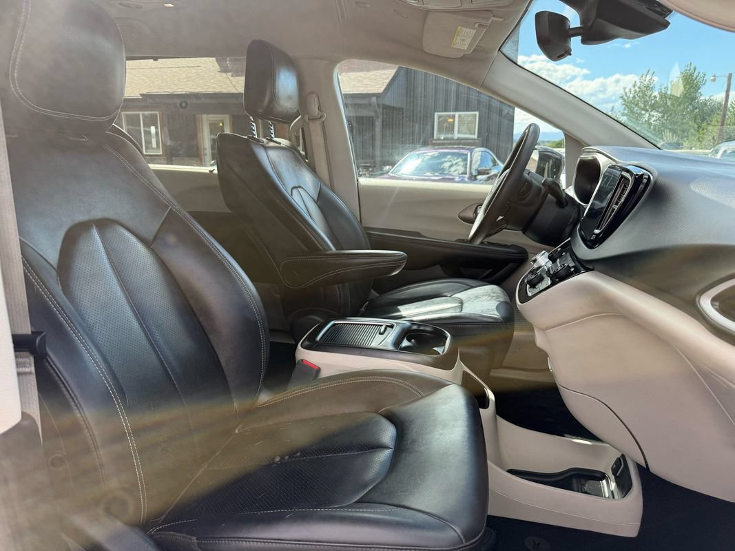 Used 2024 Chrysler Pacifica Touring-L FWD image 26
