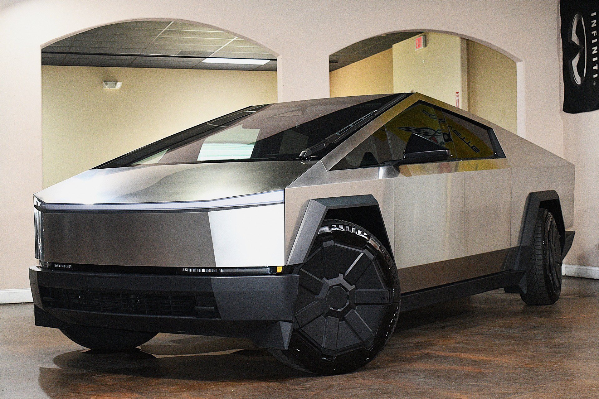 Used 2024 Tesla Cybertruck AWD Crew Cab image 4
