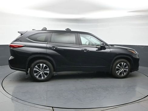 Used 2023 Toyota Highlander XLE AWD/4WD image 6