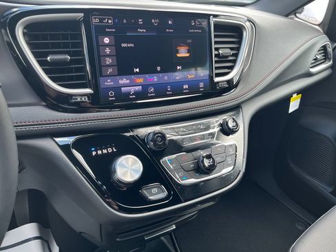 New 2027 Chrysler Pacifica Select FWD image 17