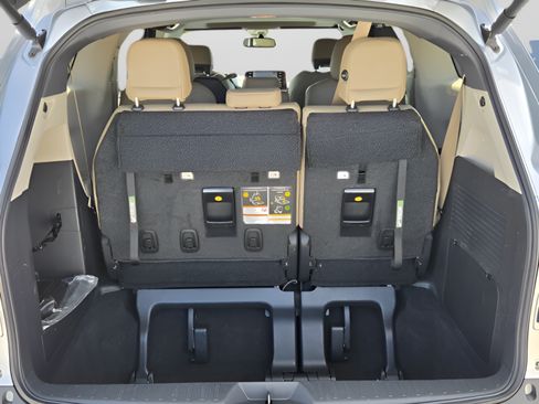 Used 2023 Toyota Sienna XLE w/ XLE Plus Package FWD image 12
