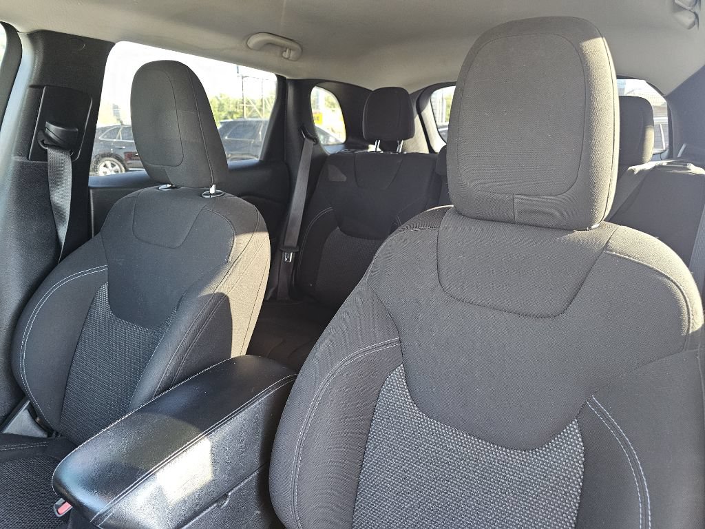 Used 2019 Jeep Cherokee Latitude w/ Popular Appearance Group AWD/4WD image 18