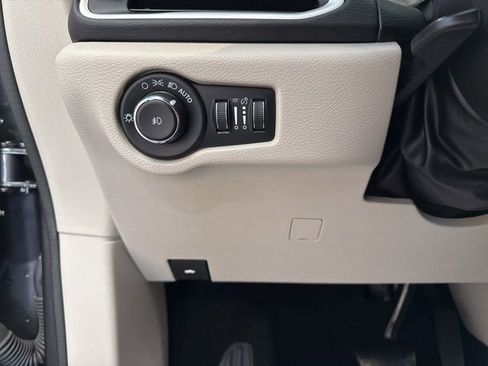 Used 2023 Chrysler Pacifica Touring-L image 27