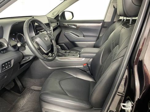 Used 2022 Toyota Highlander Platinum AWD/4WD image 2