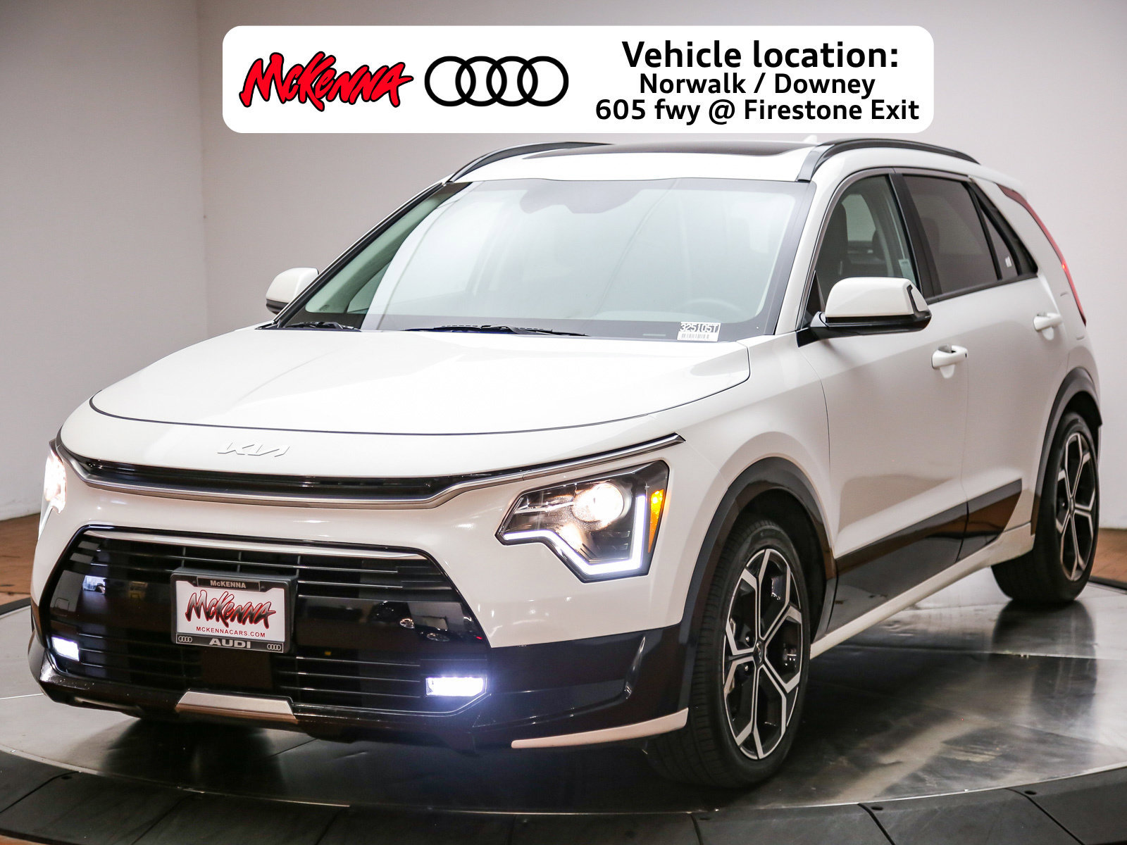 Used 2024 Kia Niro EX Touring FWD image 1
