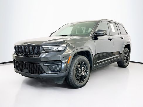 Used 2024 Jeep Grand Cherokee Altitude image 3