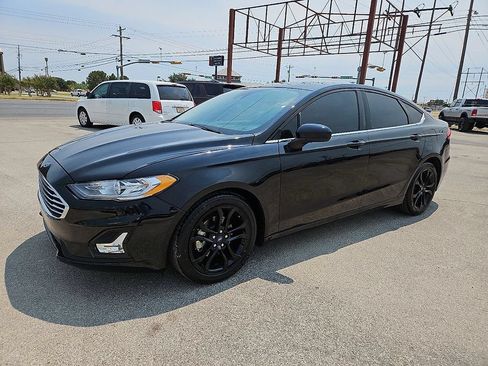 Used 2020 Ford Fusion SE w/ Equipment Group 151A FWD image 2