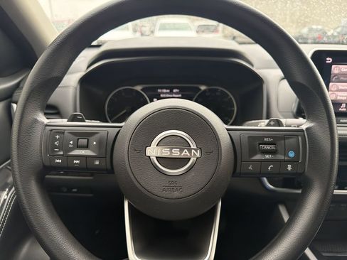 Used 2024 Nissan Rogue SV image 9