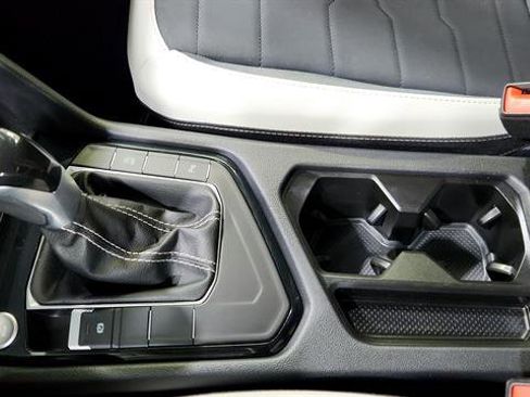 Used 2025 Volkswagen Taos SE image 16