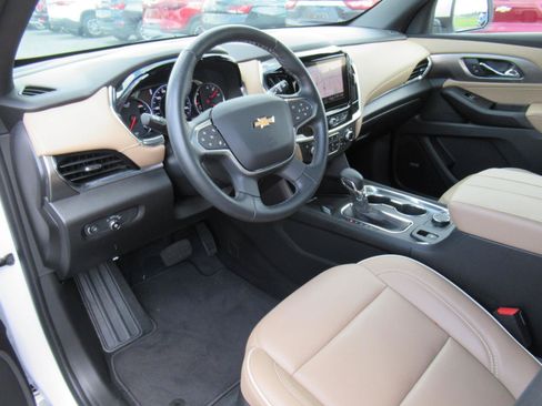 Used 2023 Chevrolet Traverse Premier FWD image 15