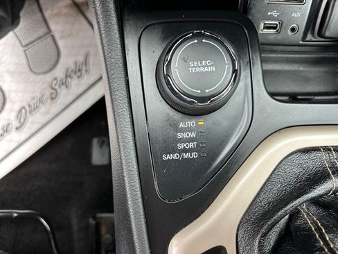 Used 2015 Jeep Cherokee Latitude w/ Cold Weather Group AWD/4WD image 27