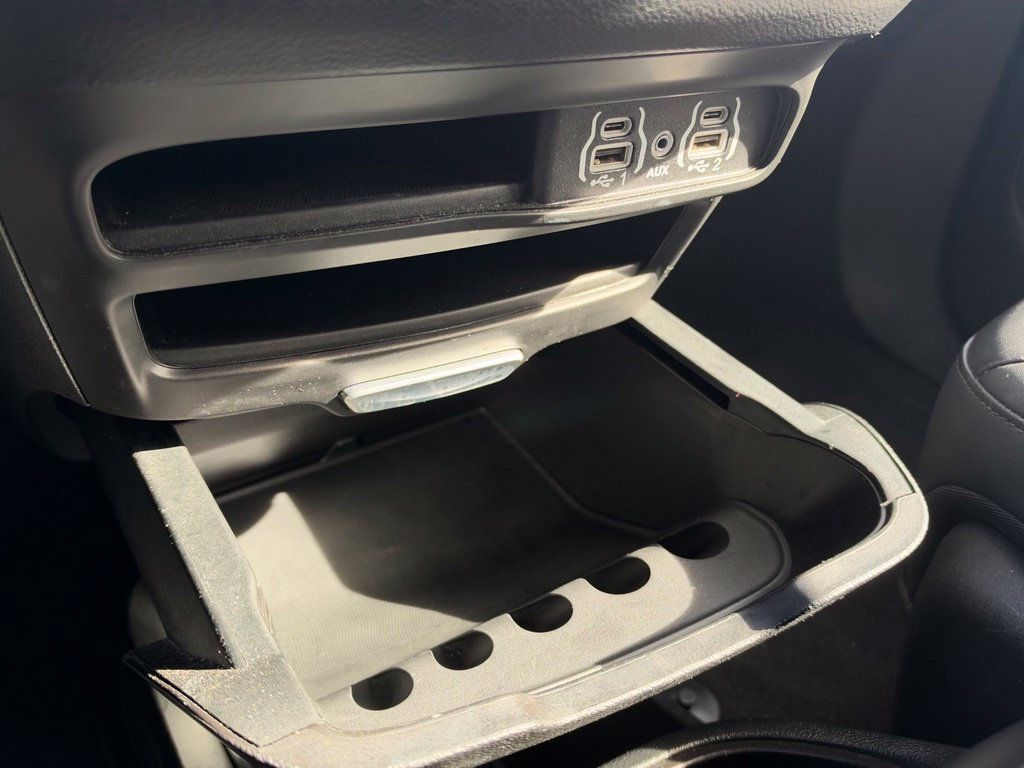 Used 2025 Chrysler Pacifica Select FWD image 28