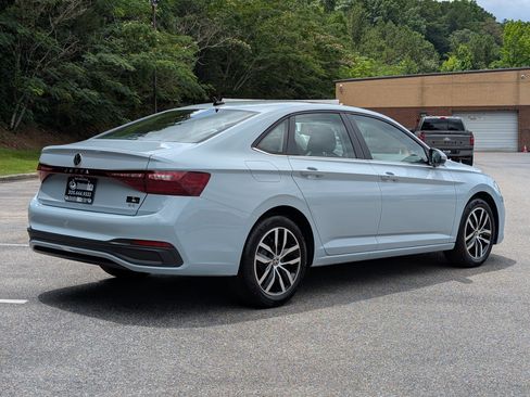 Used 2025 Volkswagen Jetta SE w/ Sunroof Package FWD image 9
