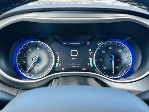 Used 2024 Chrysler Pacifica Touring-L image 19