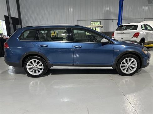Used 2017 Volkswagen Golf SE image 8