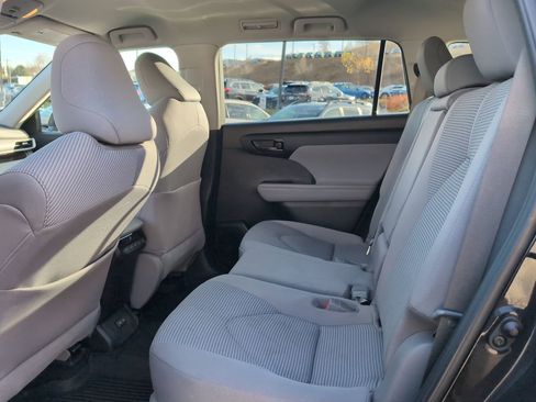 Used 2022 Toyota Highlander L image 12