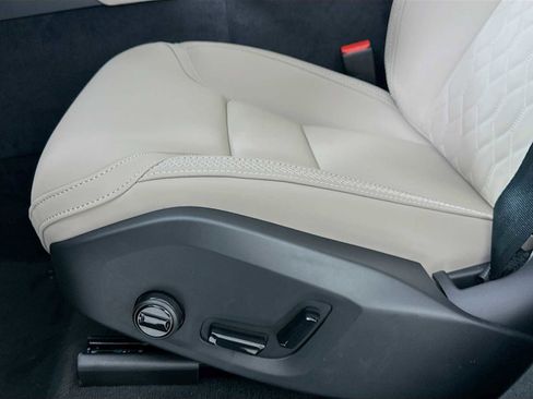 New 2026 Volvo XC90 B6 Plus w/ Protection Package Premier image 17