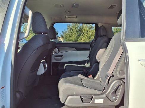 Used 2022 Kia Carnival LX image 20