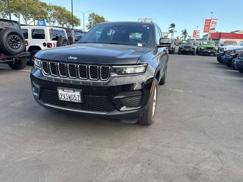 Used 2025 Jeep Grand Cherokee Laredo X RWD image 2