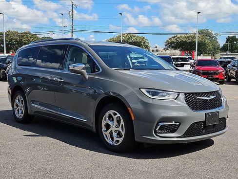 Used 2021 Chrysler Pacifica Limited w/ Premium & Safety Sphere Group AWD/4WD image 3