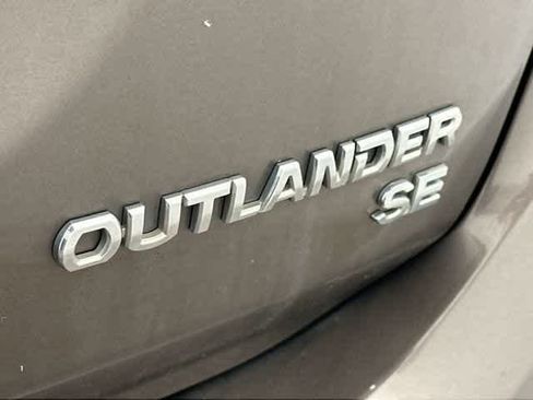 Used 2018 Mitsubishi Outlander SE AWD/4WD image 19