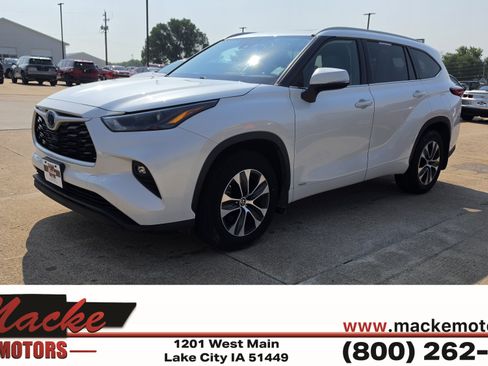 Used 2022 Toyota Highlander XLE AWD/4WD image 1