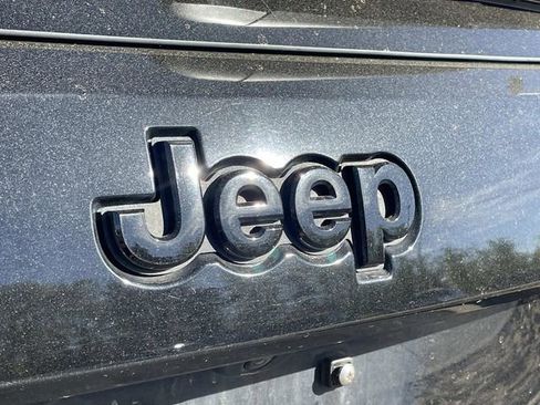 Used 2021 Jeep Grand Cherokee Laredo X image 11