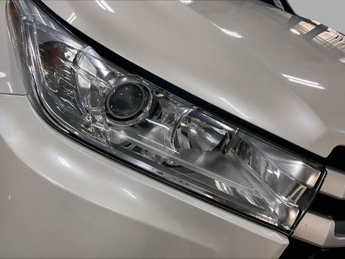 Used 2019 Toyota Highlander XLE AWD/4WD image 28