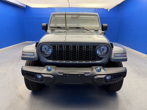 Used 2024 Jeep Wrangler Unlimited w/ Convenience Group AWD/4WD image 3