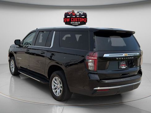 Used 2024 Chevrolet Suburban LT RWD image 3