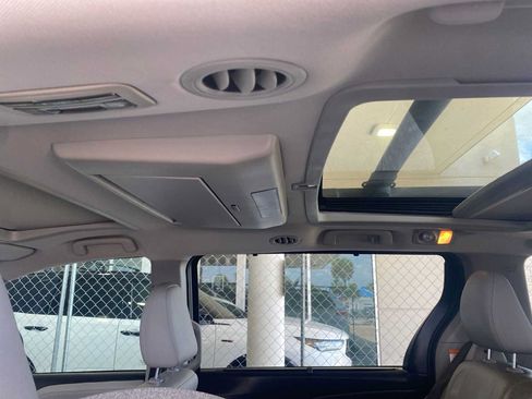 Used 2017 Toyota Sienna Limited Premium FWD image 6