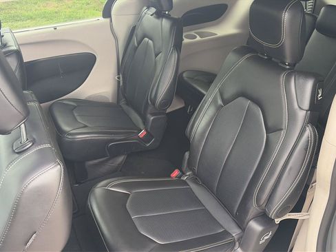 Used 2024 Chrysler Pacifica Touring-L FWD image 11